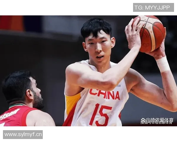 周琦因伤缺席亚洲杯赛场与队友并肩作战全力以赴进行康复训练