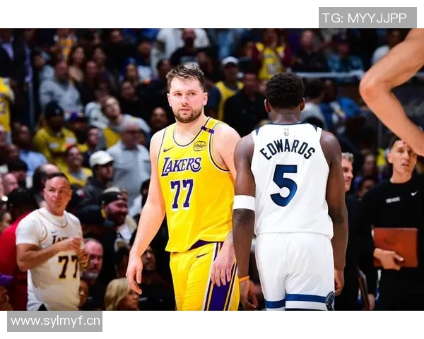 爱德华兹上半场表现亮眼15投6中三分球命中率不佳仍贡献17分1板2助